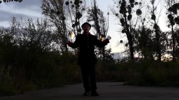 Jonglööri käänteitä kaksi palloa tulen metalli johdot kuten tuulimylly siivet Slo-Mo — kuvapankkivideo