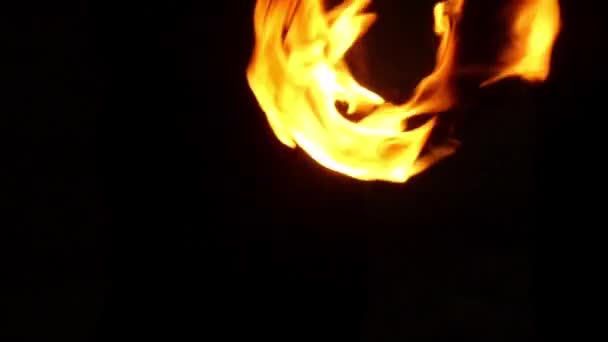 Twee verlichte ballen van vuur Swing links en rechts in de herfst bij nacht in Slow Motion — Stockvideo