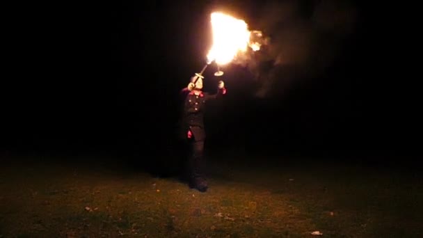 Jongleur verslaat twee verlichte fakkels en krijgt een heleboel Sparkles nachts in Slo-Mo — Stockvideo