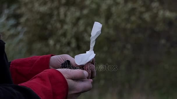 Erkek eller bir çakmak, Ignite beyaz kağıt kullanın ve ağır çekimde Away at — Stok video