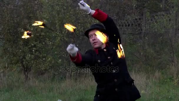 Jongleur dreht im Slo-mo zwei Metallfächer mit Flamme um sich. Es ist Magie — Stockvideo