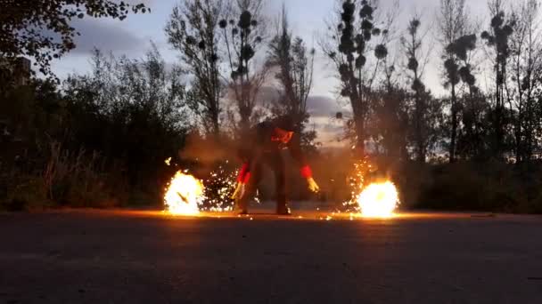 Malabarista convierte dos bolas de fuego cerca de la tierra por la noche en Slo-Mo — Vídeo de stock