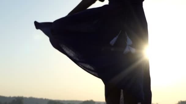 Vestido ondulado de una mujer girando al atardecer en 4k — Vídeo de stock