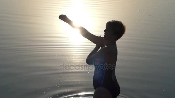Žena v černých plavkách stojí v jezerní vody — Stock video