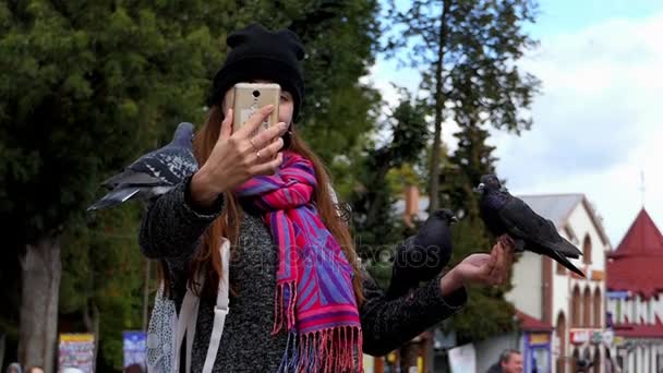 Genç bir kadın kollarını slo-mo selfie güvercinler ile alır — Stok video