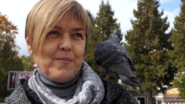 명랑 한 여자 slo-미주리에서 그녀의 어깨에는 비둘기와 서 — 비디오