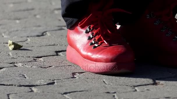 赤いブーツがスローモーションでタイル張りの歩道で踊るパを作る — ストック動画