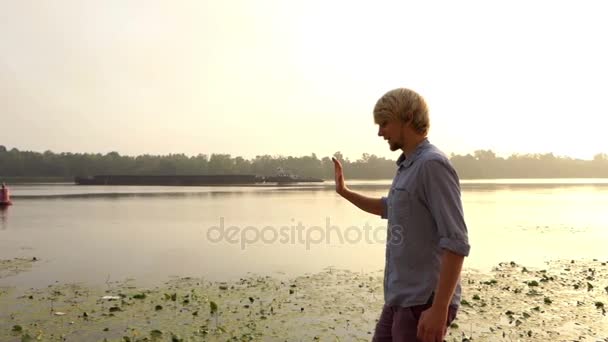 Giovane uomo spinge una lunga chiatta sul fiume Dnipro in estate — Video Stock