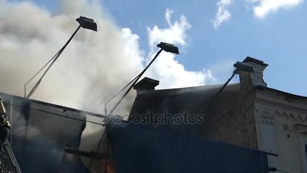 Két tűzoltók egy fém lépcső eloltani a tüzet, vízzel — Stock videók
