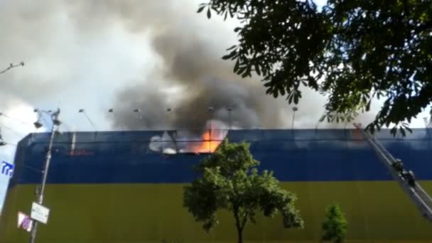 Horquillas asustadizas de fuego levantan sobre alguna construcción alta en Ucrania — Vídeo de stock