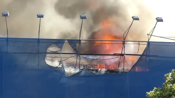 Podnosi ogromny płomień nad niektóre metalowe budowlane w zwolnionym tempie — Wideo stockowe