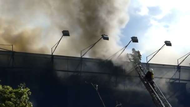 Uma fumaça escura sobe de uma alta construção na Ucrânia . — Vídeo de Stock