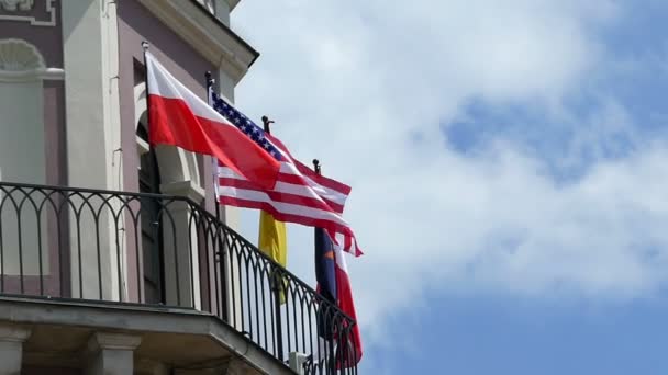 A varanda com bandeiras dos EUA, Polônia, Ucrânia e Alemanha — Vídeo de Stock