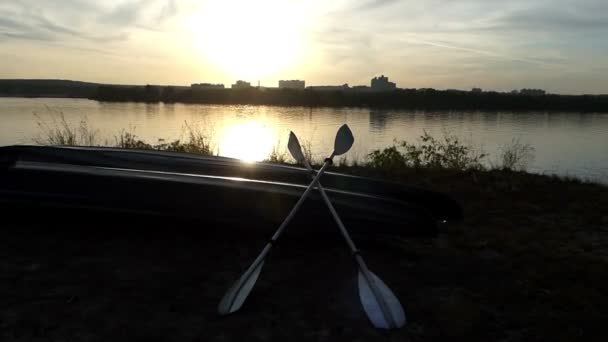 Łodzi katamaranie z wiosła na brzegu jeziora na piękny zachód słońca — Wideo stockowe