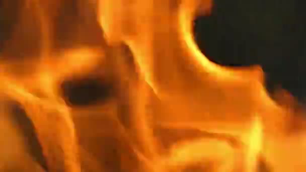 黑色背景中舞动火焰叉子的特写 — 图库视频影像
