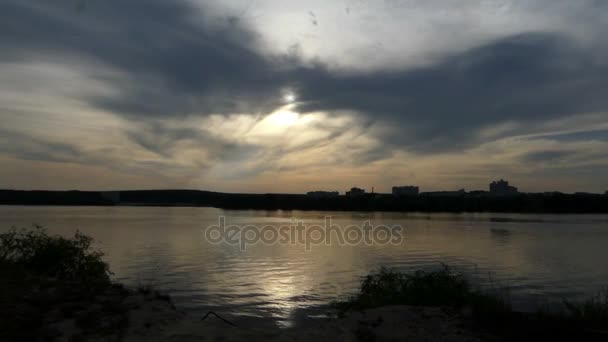 夏季多云日落, 湖面上有阳光的小路. — 图库视频影像