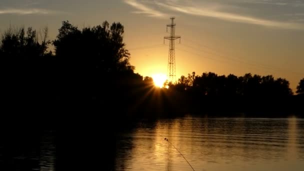 Красивое озеро с фиксированной спиннингом на закате летом — стоковое видео