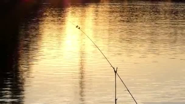 Un hermoso lago con un giro fijo en una espléndida puesta de sol — Vídeos de Stock