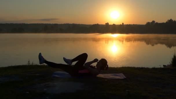 妇女与她的腹部做自行车运动 — 图库视频影像