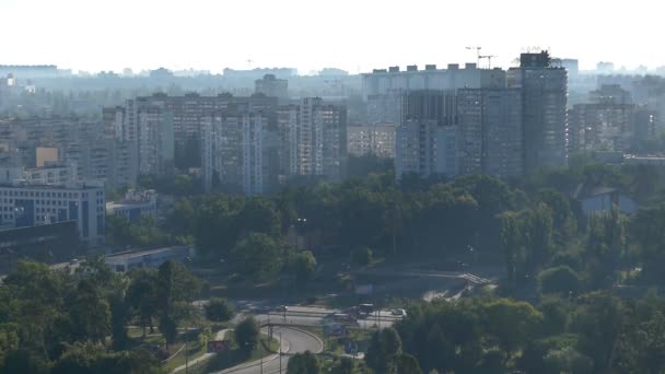 Una vista verso il basso delle strade della città in estate in Ucraina — Video Stock