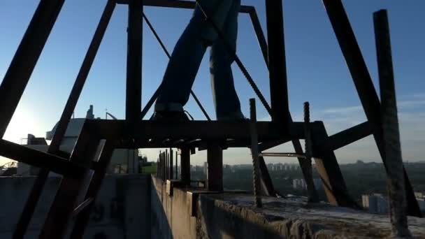 Высокая металлическая лестница на промышленном здании и человек на ней в сло-мо — стоковое видео