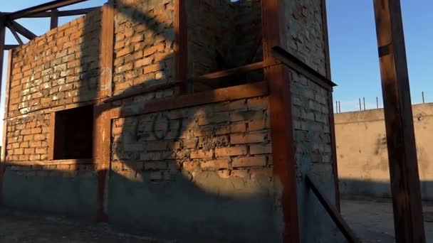 Hombre rubio entrena su condición física en un sitio de construcción — Vídeos de Stock