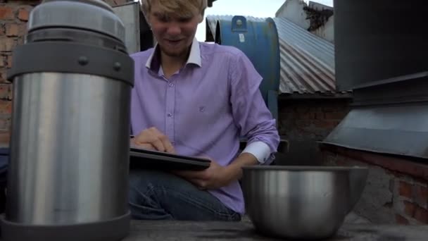 Joven limpia su portátil en un sitio de construcción — Vídeos de Stock