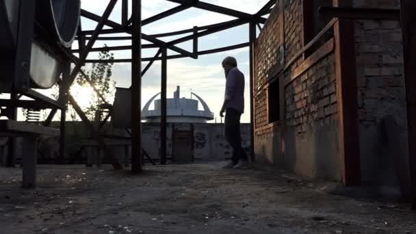 Jovem chama alguém em um canteiro de obras em Slo-mo — Vídeo de Stock