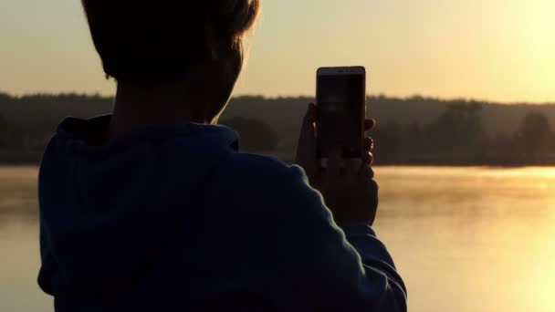 Femme pousse un lac sauvage au coucher du soleil en été dans 4k — Video