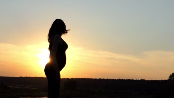 Drôle de femme enceinte secouer ses cheveux au ralenti . — Video