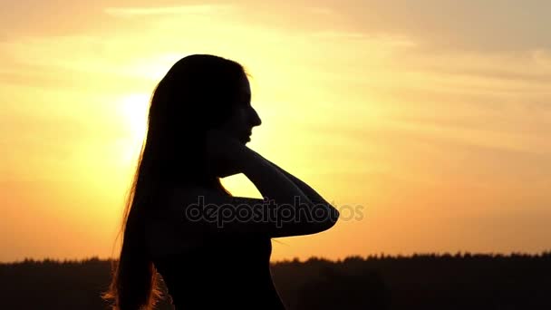 Giovane donna scuotendo la testa al rallentatore al tramonto . — Video Stock