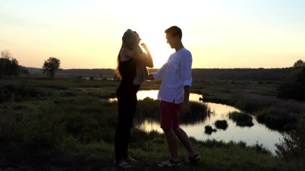 Feauture father gives bear for feauture mother. — Stock Video