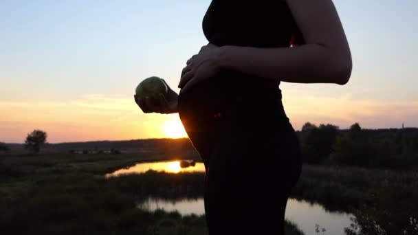 Дієта їжі вагітної жінки на заході сонця в повільному русі . — стокове відео