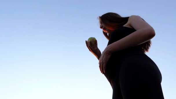 Donna incinta in piedi con mela verde . — Video Stock