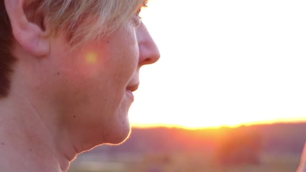 Mujer usar gafas al atardecer . — Vídeos de Stock