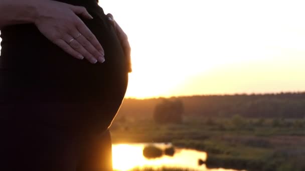 Vorm van het hart op de buik van het zwangere meisje - slow motion. — Stockvideo