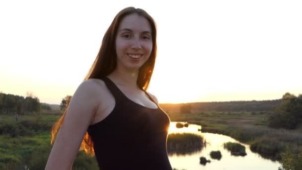 Belle femme enceinte montre son futur bébé au coucher du soleil au ralenti . — Video