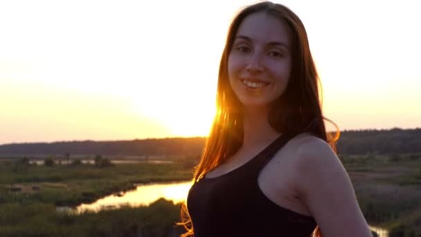 Молода і струнка вагітна дівчина танцює на заході сонця в повільному русі . — стокове відео