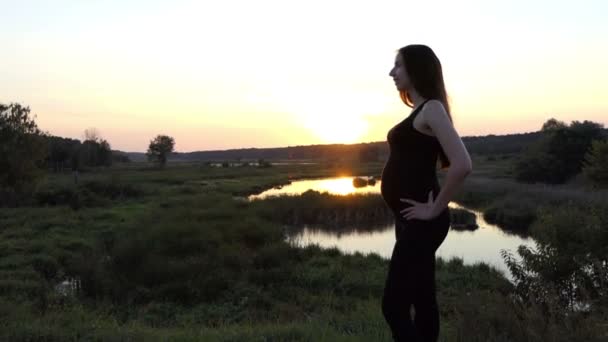 Young and beautiful woman dance at sunset. — Stock video