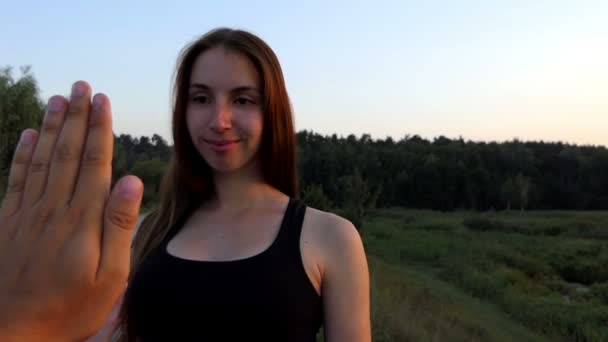 Bella ragazza prende la mano della macchina fotografica uomo al rallentatore . — Video Stock