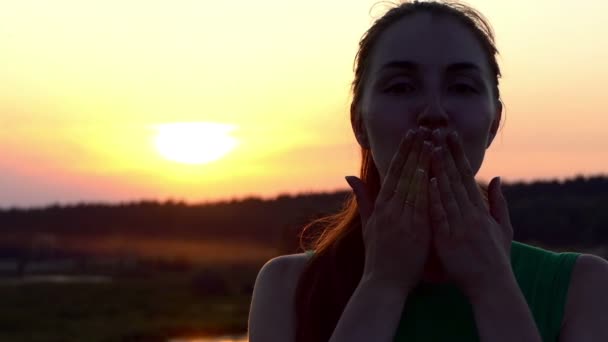 Mooi meisje stuur kus en zonsondergang in slow motion. — Stockvideo