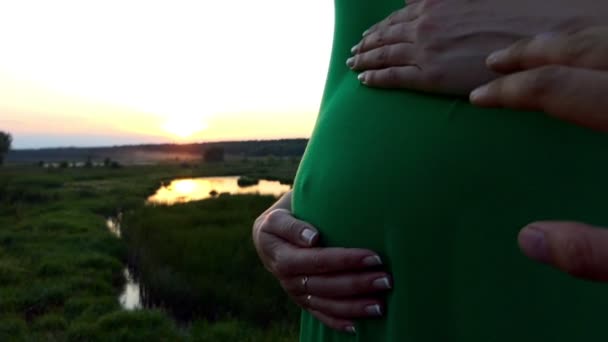 Mani di madre e padre toccano ilfuturo bambino nello stomaco - rallentatore . — Video Stock