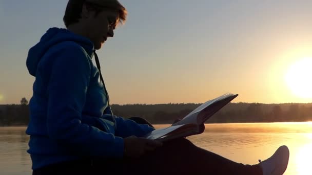 Beautiful woman creates on her laptop at sunset — Stock Video