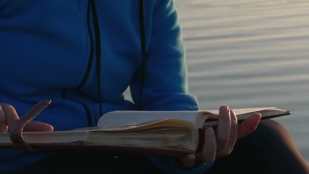 Mulher bonita lê notas ao pôr do sol — Vídeo de Stock