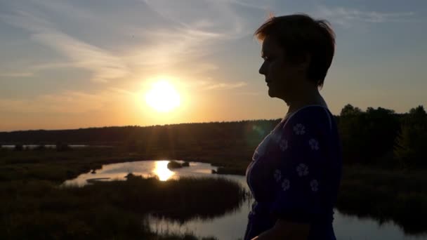 スローモーションで日没時サングラスを置く美しい女性 — ストック動画