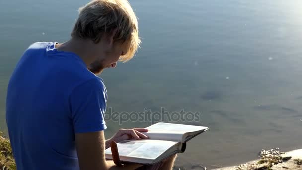 Fotoğraf ve gülümser bir göl kıyısında delikanlı bakar — Stok video