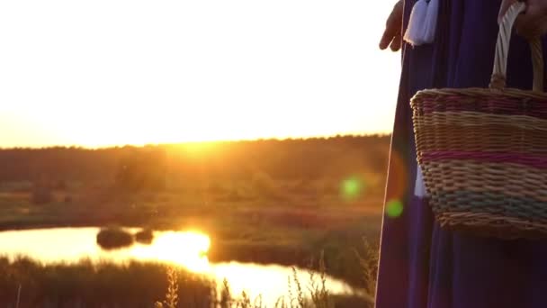 Donna felice va e agita il suo cesto di vimini al tramonto in slo-mo — Video Stock