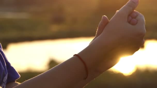 Ženské ruce navzájem něžně pohladit při západu slunce v slo-mo — Stock video