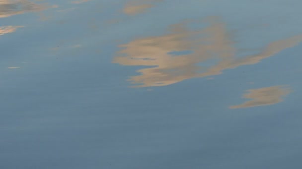4k - Belo reflexo do céu na superfície da água . — Vídeo de Stock