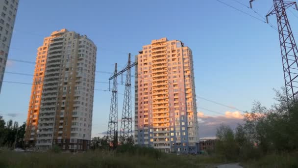 Panoramique du bâtiment près du câblage électrique en 4k . — Video